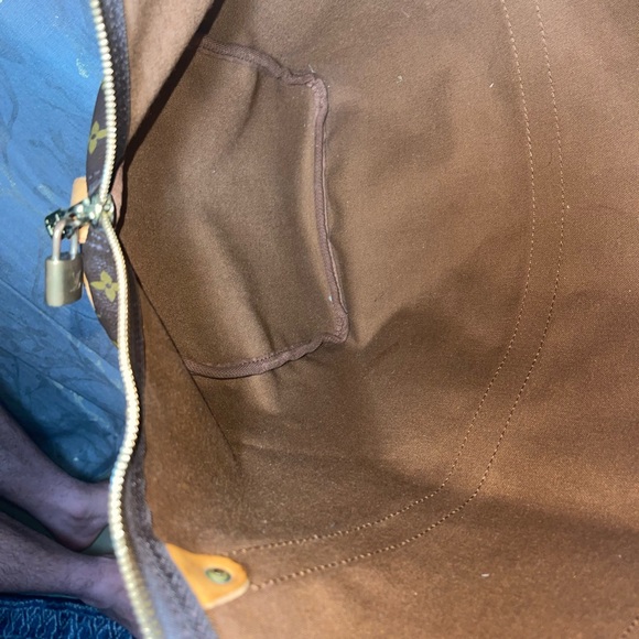 Louis Vuitton - Picture 15 of 16